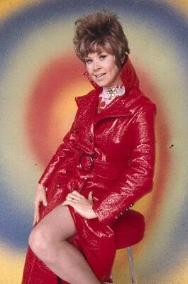Sue Ane Langdon egzotična pin up Leggy u crvenom kaputu originalno 35 mm prozirnosti fotografije