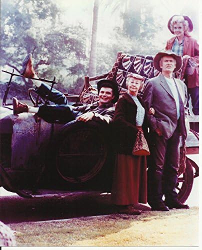Beverly Hillbillies prijatelj Ebsen kao Jed Clampett Irene Ryan kao Granny Daisy Moses koji stoji pored kamiona i Donne Douglas
